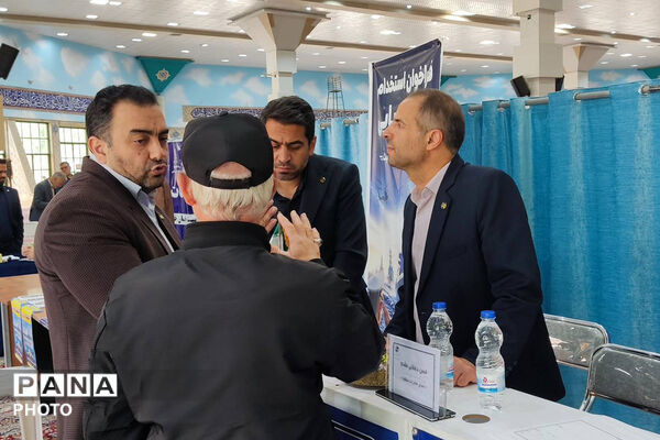  برپایی میز خدمت در حاشیه نماز جمعه بجنورد با حضور مسئولان استانی