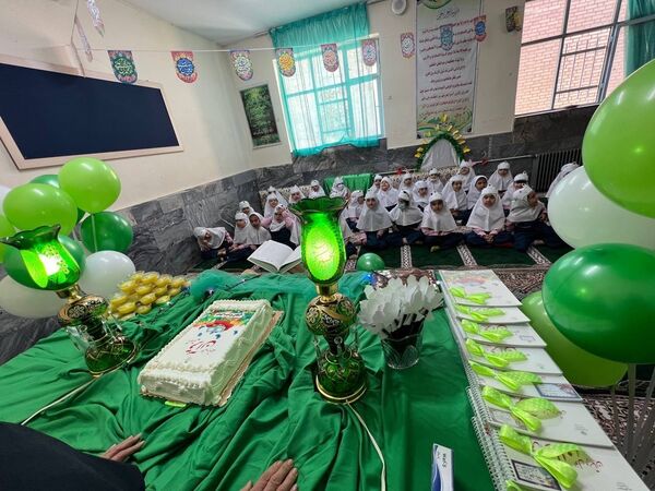 جشن قرآن در دبستان دخترانه المهدی ناحیه 2 کرج و شهرستان فردیس