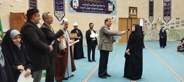 تقدیر از دانش‌آموزان برگزیده ناحیه چهار قم در جشنواره «فردا»