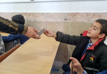 اهدای جوایز به دانش آموزان آموزشگاه شهید باهنر مروست در جشن روز دانش آموز