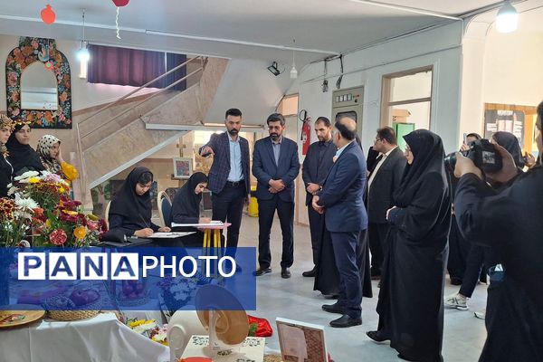 بازدید معاون پرورشی و فرهنگی اداره‌کل شهرستانهای استان تهران از جشنواره انار در هنرستان ام‌البنین ورامین