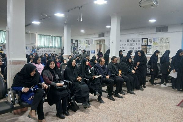 نمایشگاه دست‌سازه‌های خلاق در هنرستان تقوی‌پیشگان بهارستان۲