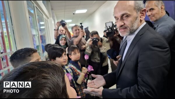 نواخته شدن زنگ مهر و آغاز فعالیت‌های آموزشی در دبستان پسرانه رازی با حضور رئیس سازمان صداوسیما