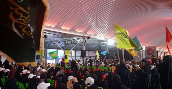 حضور پر شور مردم امام حسینی در پیاده روی اربعین