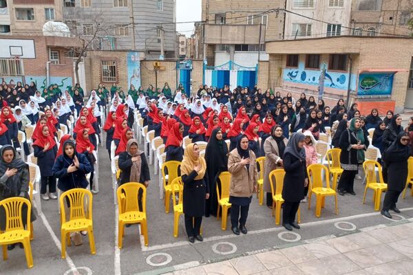 تقدیر از رتبه‌های برتر درسی در دبیرستان سپاهان بهارستان‌دو