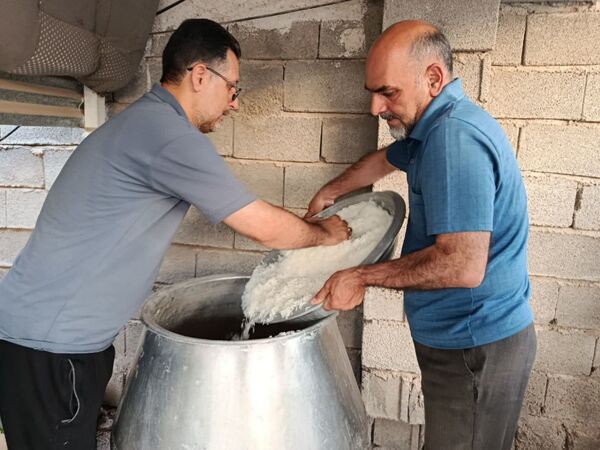 پخت و توزیع نذری در روز تاسوعای حسینی روستای حسن آباد داراب استان فارس