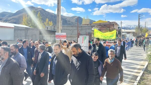 راهپیمایی یوم الله ۱۳ آبان در بلده مازندران