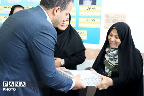 اجرای طرح خاطره سازان با حضور مدیر آموزش وپرورش شهرستان در آموزشگاه موسی صدر آشخانه