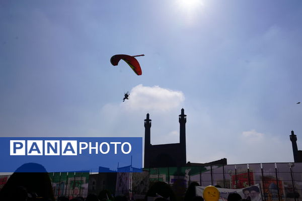 بازدید مدیرکل آموزش و پرورش از غرفه اداره‌کل نوسازی مدارس استان اصفهان در راهپیمایی 22 بهمن