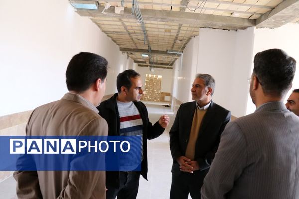 بازدید مشاور وزیر آموزش و پرورش از پروژه‌های مدرسه‌سازی در بخش بهمن ابرکوه 
