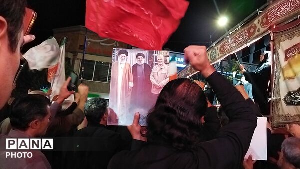 قاب هایی از رهبر شهید و رهبر معظم انقلاب در دستان سنگربان نیشابوری 