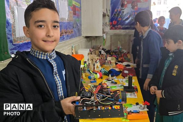 نمایشگاه دست سازه‌های دانش آموزی در دبستان پانزده خرداد ناحیه دو شهرری 