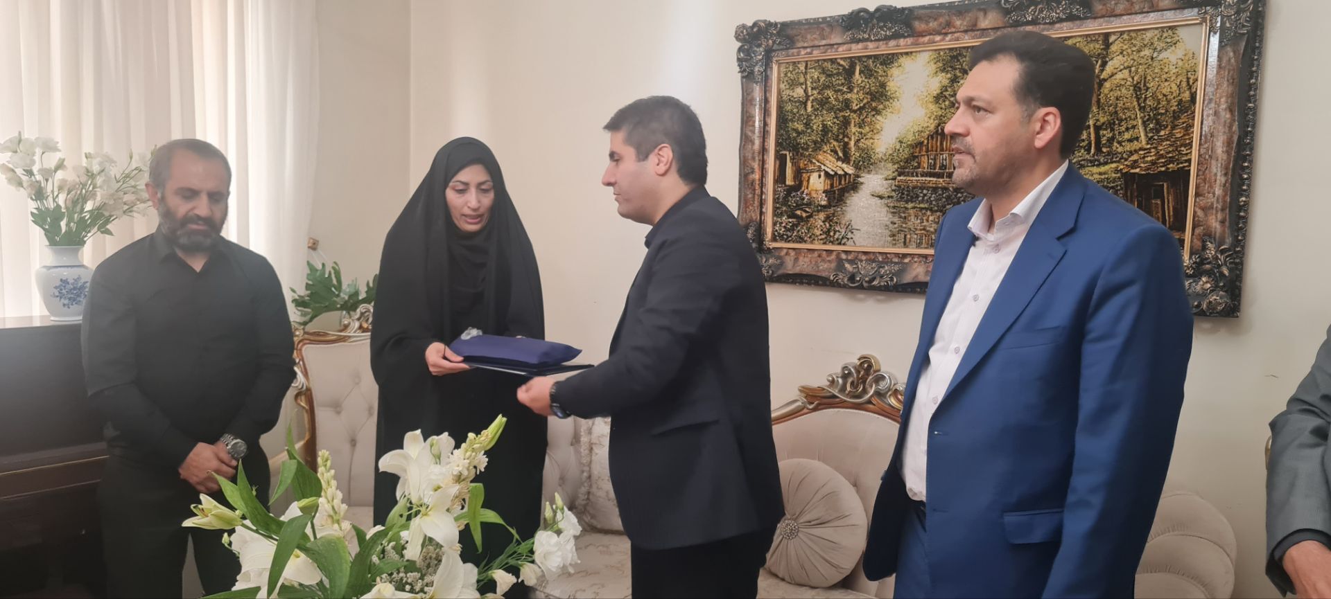 دیدار مدیرکل آموزش و پرورش شهر تهران با خانواده دانش‌آموز شهید متین صفائیان