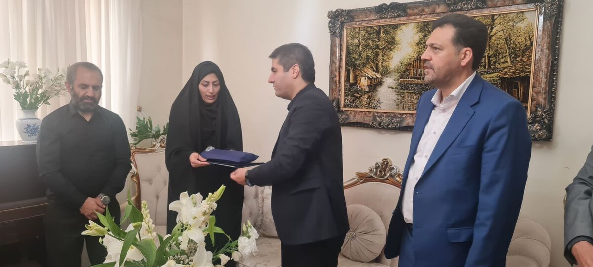 دیدار مدیرکل آموزش و پرورش شهر تهران با خانواده دانش‌آموز شهید متین صفائیان
