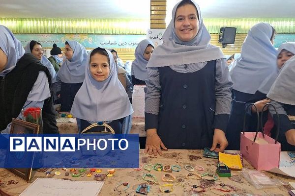 نمایشگاه کسب و کارهای دانش آموزی در دبستان حکمت نبوی ناحیه دو شهرری 