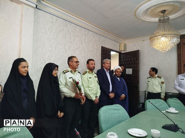 تجلیل دانش آموزان از حافظان امنیت  در نیشابور