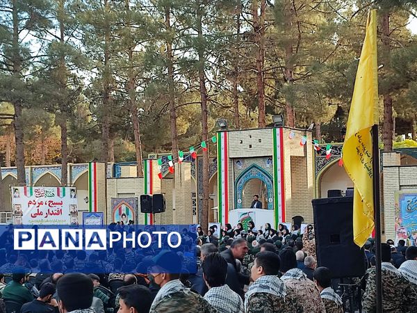 غبارروبی و عطرافشانی گلزار مطهر شهدا در نیشابور 