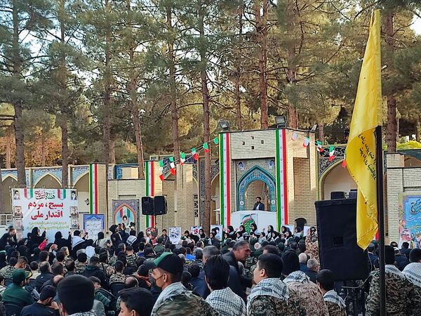 غبارروبی و عطرافشانی گلزار مطهر شهدا در نیشابور 