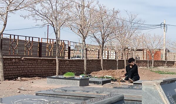دلتنگی و حضور مردم روستای حسن آباد بلهر بر سر مزار شهیدان و عزیزانشان  