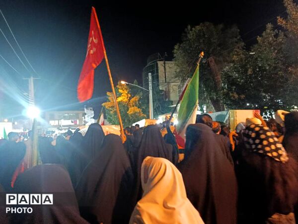 حضور پرشور مردم حاجی‌آباد در آیین‌ گرامیداشت شهدای انقلاب و دانش‌آموزان شجره طیبه