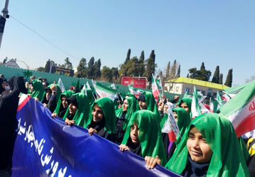 گروه سرود 1357 نفری دختران ناحیه 4 شیراز در راهپیمایی 22 بهمن 