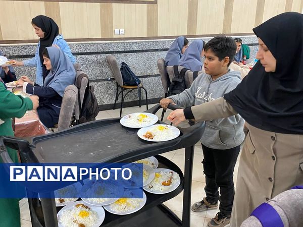 ضیافت افطاری و تقدیر از دانش آموز پیشتازان فعال