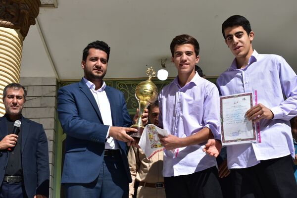 جشن روز دانش‌آموز در دبیرستان امام خمینی (ره) با حضور مسئولان، ورزشکاران و هنرمندان برگزار شد