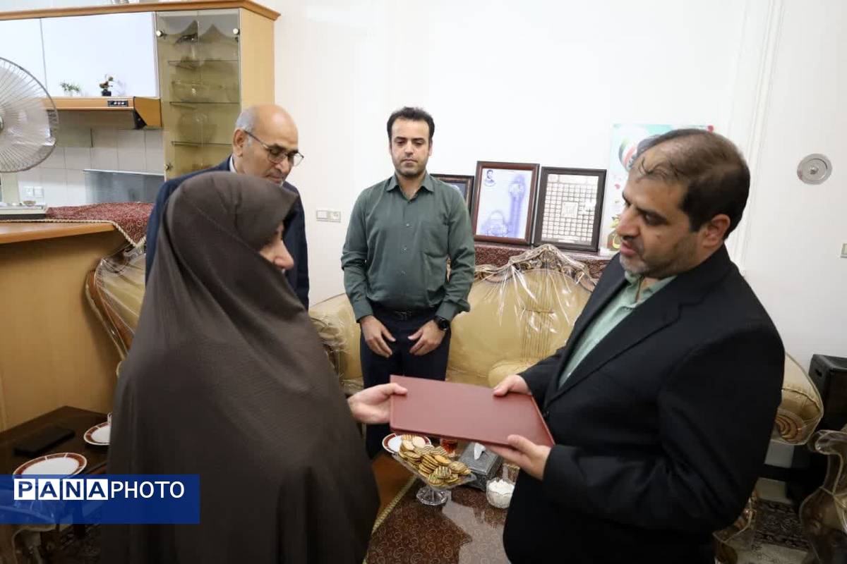 دیدار معاون سیاسی، امنیتی و اجتماعی استاندار یزد، با خانواده‌های شهدای معلم