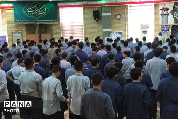 اقامه اولین نماز ماه مهر در دبیرستان حکمت نبوی ناحیه دو شهرری 