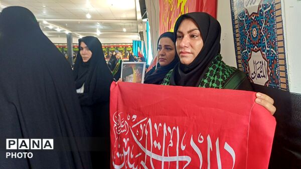 همایش دانش‌آموزان و بانوان خرم آبادی در سوگ رهبر شهید 