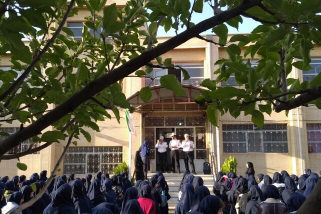  تجلیل از حافظان نظام در دبیرستان شاهد الیگودرز