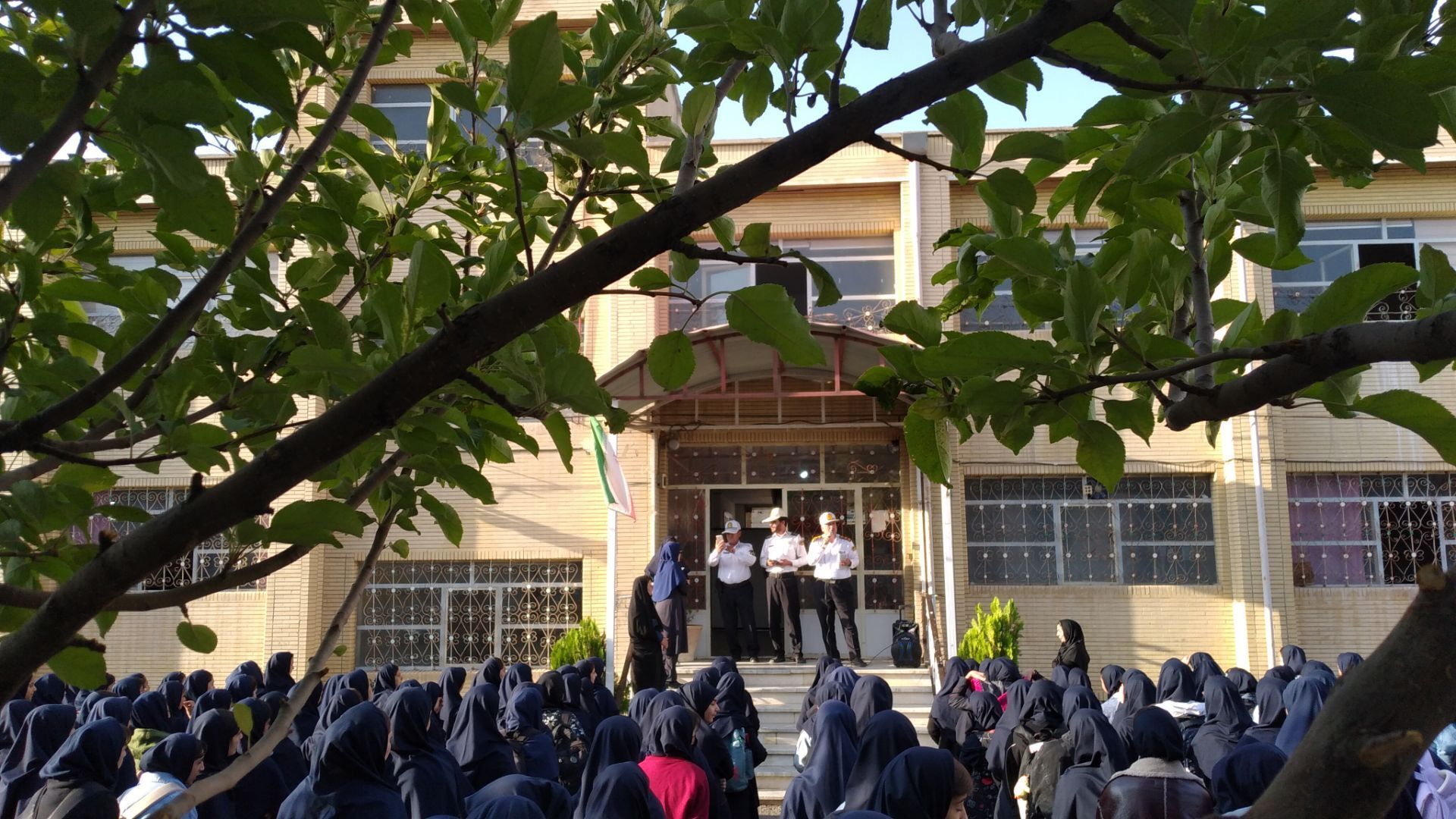  تجلیل از حافظان نظام در دبیرستان شاهد الیگودرز