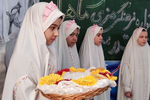 افتتاحیه جشنواره فرهنگی هنری ماها در دبستان قدر بهارستان۲