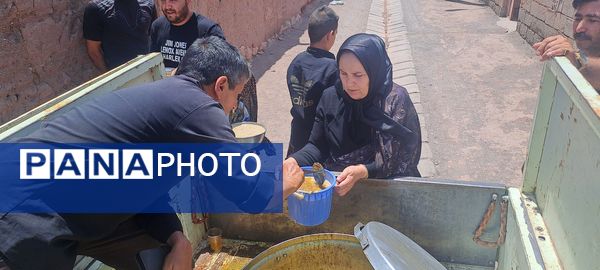 پخش نذری ظهر عاشورا در روستای حسن آباد بلهر 