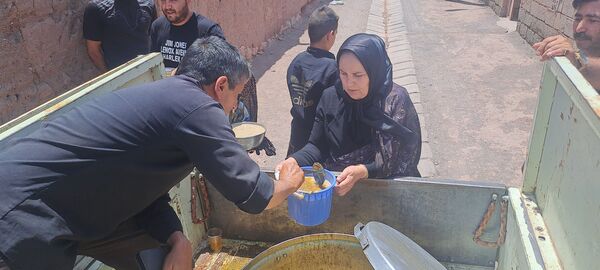 پخش نذری ظهر عاشورا در روستای حسن آباد بلهر 