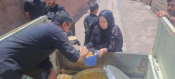 پخش نذری ظهر عاشورا در روستای حسن آباد بلهر 