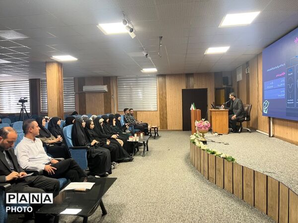 نشست تخصصی رسانه‌ای و تقدیر از دانش‌آموزخبرنگاران برتر منطقه ۱۵