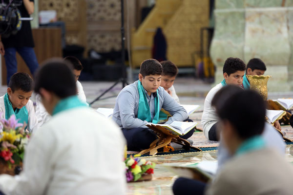 ترتیل خوانی دانش‌آموزان در حرم حضرت معصومه(س)