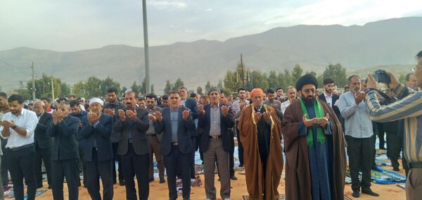 نماز عید بندگی، در جوار امامزاده سید صلاح الدین محمد اقامه شد