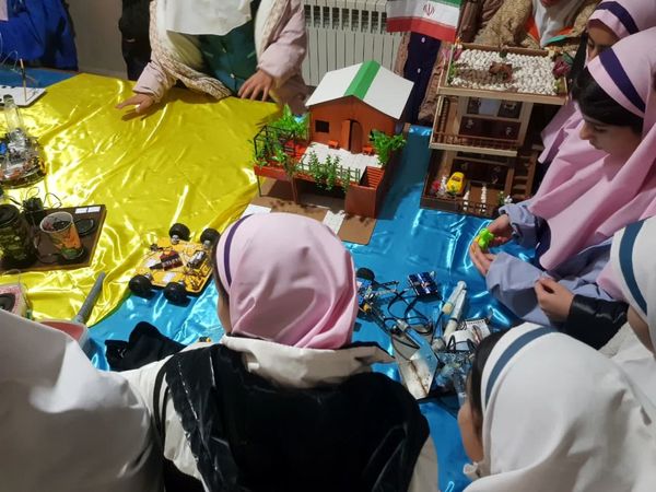 نمایشگاه آثار پژوهشی دانش آموزان رودهن