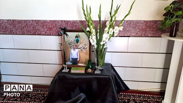  دیدار بانوان خادمیار و دانش‌آموزان از خانه شهید حسین حسینی  