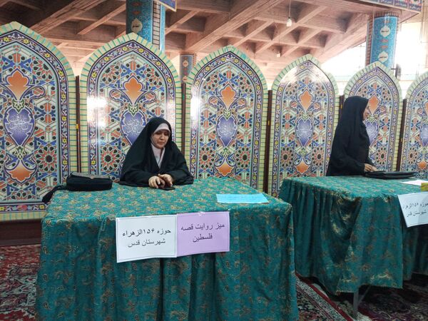 دکلمه‌خوانی دانش‌آموزان در مقابل مادران شهرستان قدس به‌مناسبت روز مادر
