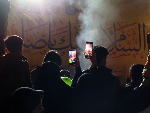 فریاد «الله‌اکبر» مردم در خیابان امام رضا(ع)؛ شبی پرشور در آستانه ۲۲ بهمن