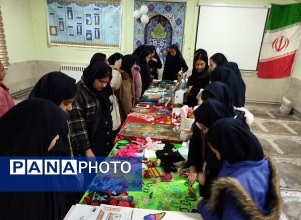 نمایشگاه هنری دانش‌آموزان مدرسه شهید قنبری لاله