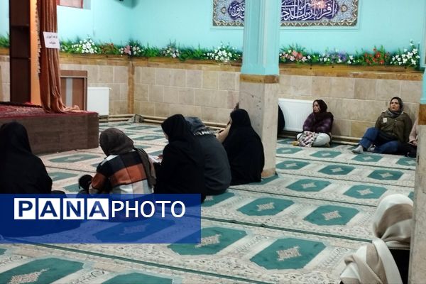 جلسه‌ آموزش خانواده در رباط‌کریم