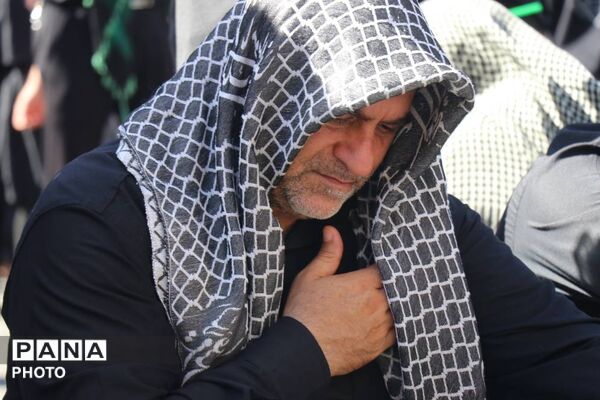 مشهد غرق در غم تشییع رهبر شهید