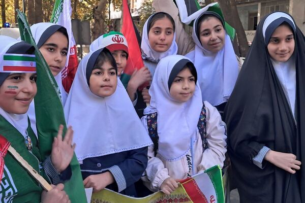 حضور پرشور دانش‌آموزان مدارس شهرستان دماوند، در راهپیمایی یوم‌الله ۱۳ آبان