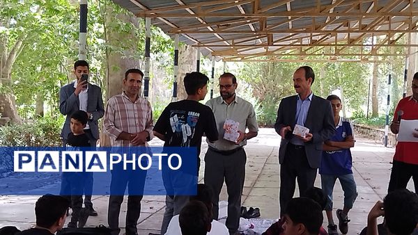 گذری کوتاه بر اهدای جوایز در اردوی جدید الورودهای شاهد ابوذر غفاری 