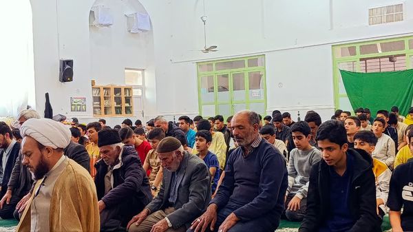  اقامه نماز جماعت و بازدید صمیمی از اعتکاف پسران در خلیل آباد