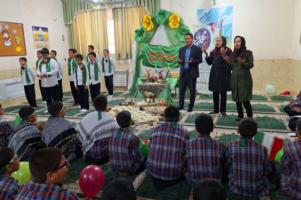آرزوی فرج و سلامتی صاحب الزمان (عج) با دست‌های کوچک دانش‌آموزان شیرازی